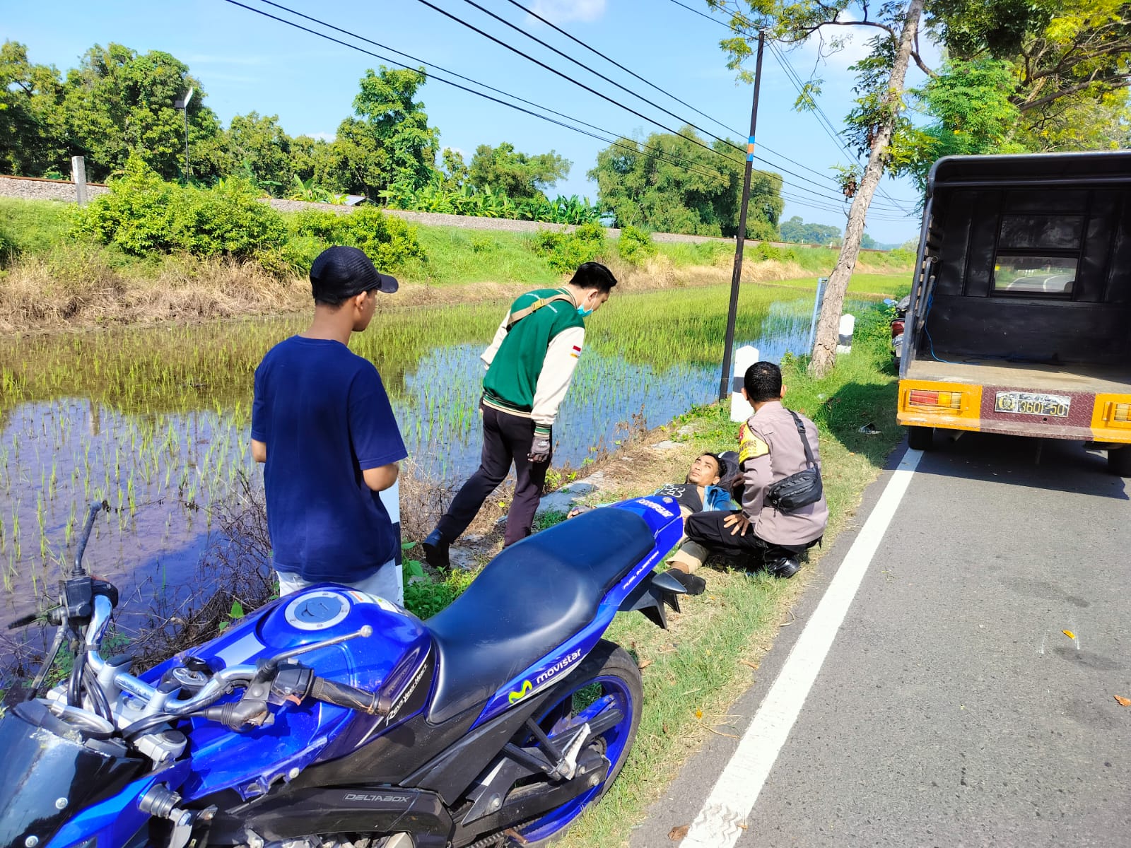 Polsek Warujayeng Evakuasi Korban Laka Tunggal di Jalan Raya Ngrajek
