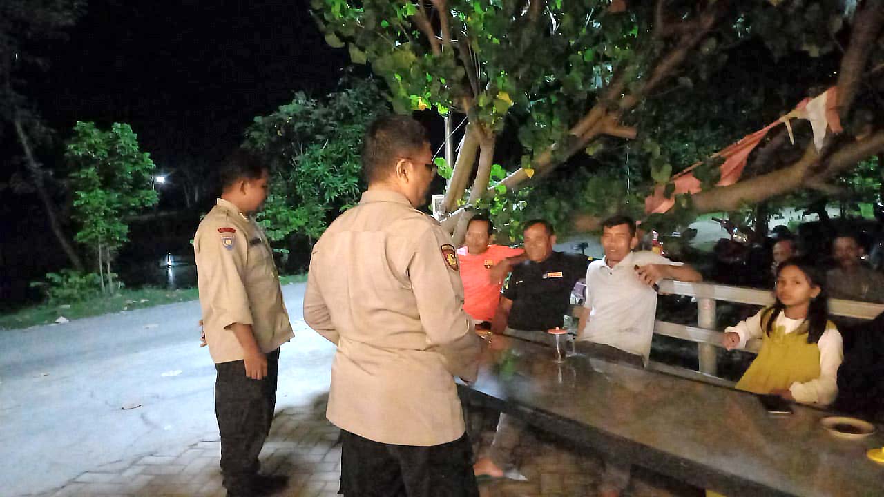 Polsek Jatikalen Patroli Dialogis Cegah Tindak Kriminalitas di Lingkungan Saat Malam Hari