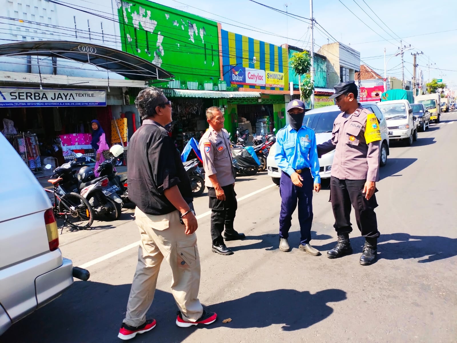 Patroli Polsek Nganjuk Kota Himbau Juru Parkir Waspada 3C dan Jaga Kerapian Area Parkir