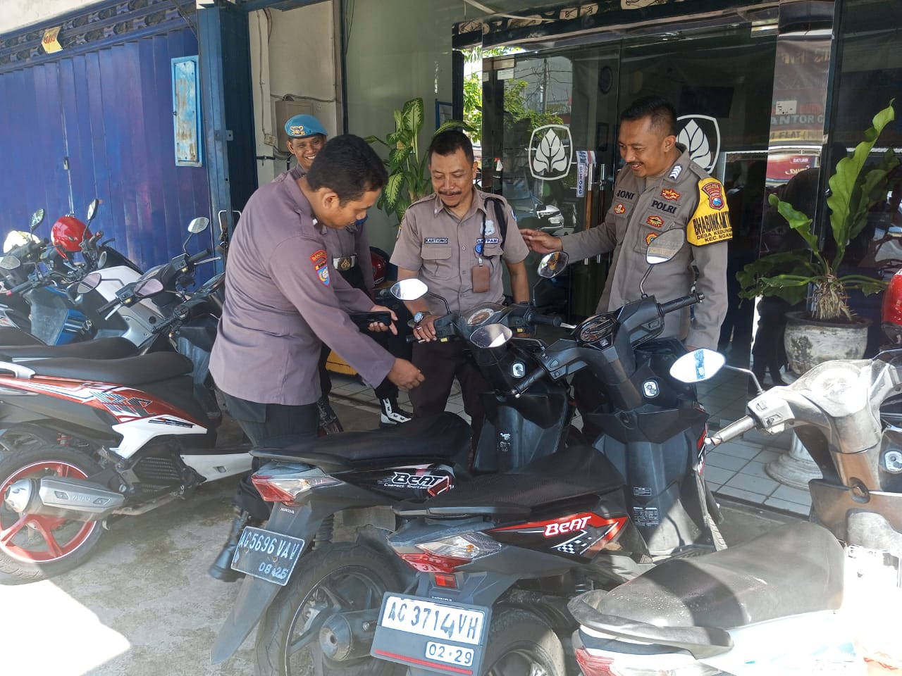 Polsek Nganjuk Kota Berikan Himbauan Waspada Curanmor Kepada Satpam