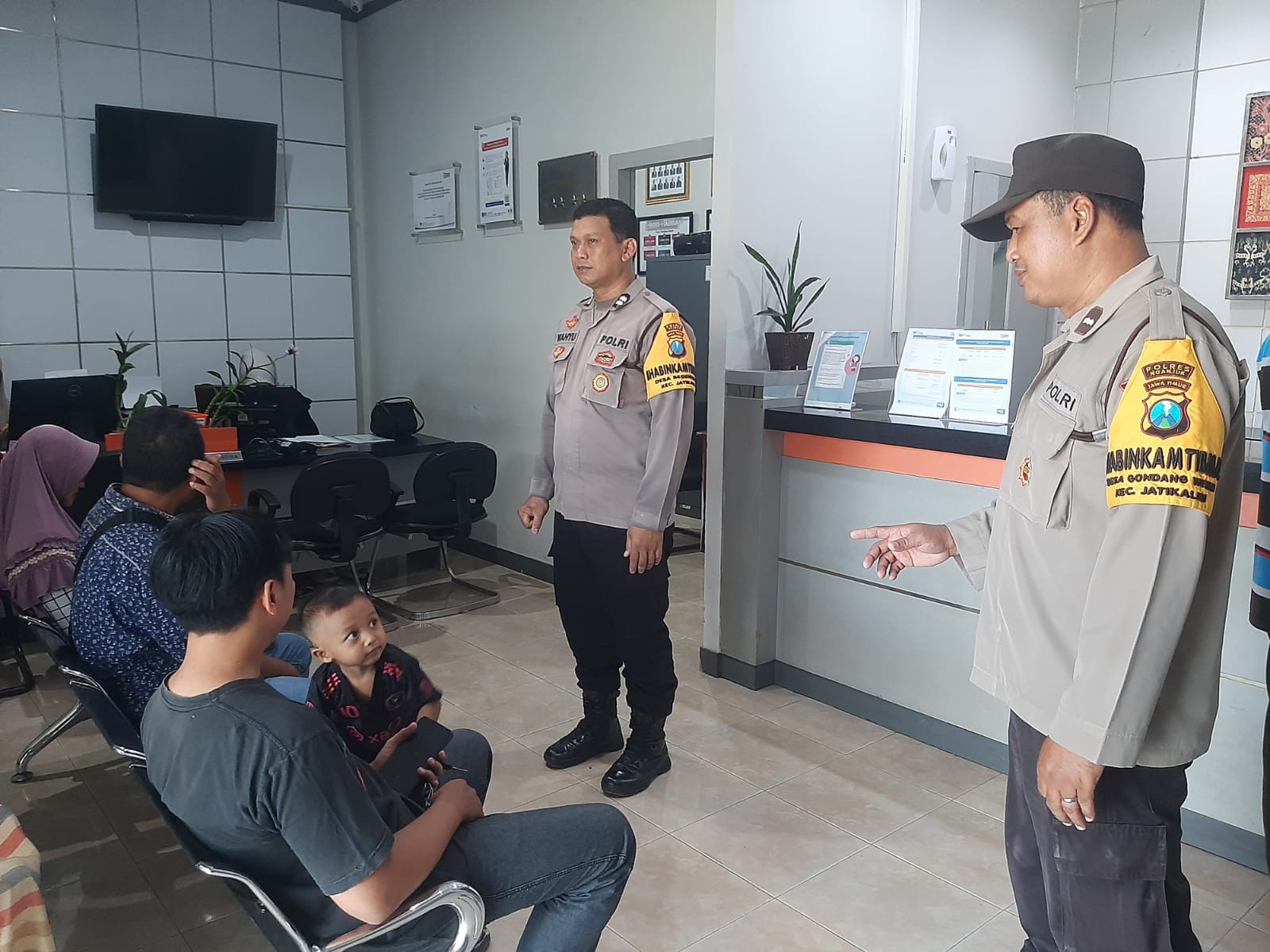 Singgah di Bank BRI, Patroli Polsek Jatikalen Berikan Himbauan kamtibmas