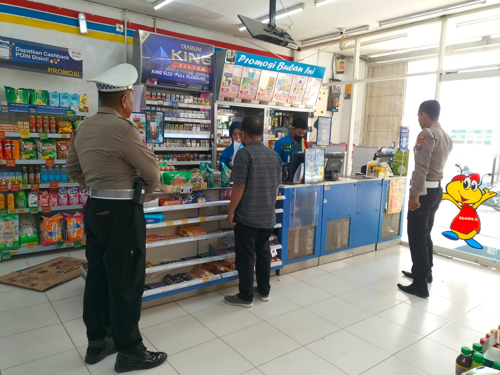 Personil Polsek Kertosono Berikan Himbauan Kamtibmas saat Patroli di Toko Swalayan