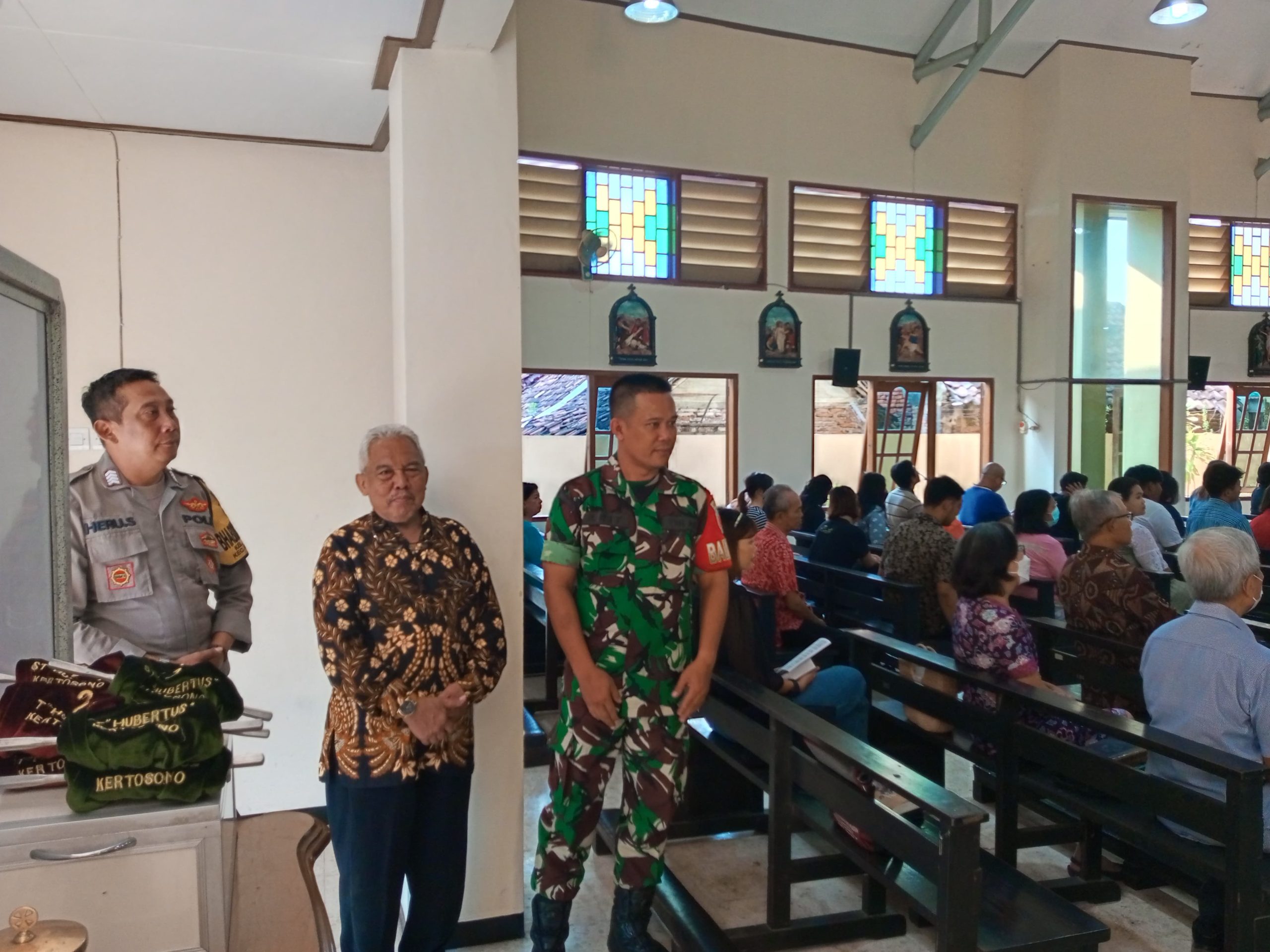 Sinergitas TNI POLRI Berikan Pengamanan Giat Perayaan Kenaikan Isa Al Masih di Gereja Santo Hubertus Kertosono