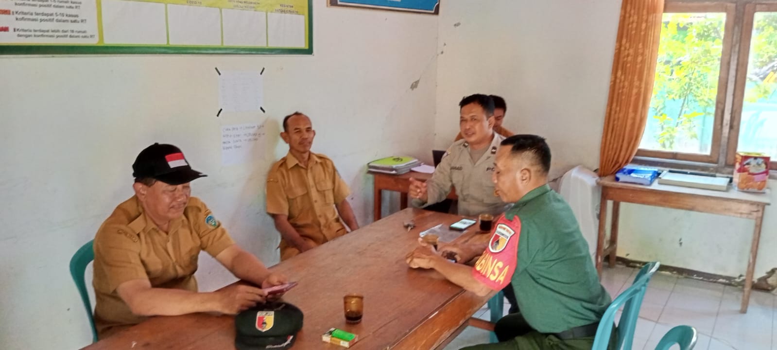 Ajak Jaga Keamanan Desa Bhabinkamtibmas dan Bhabinsa Desa Gondang Wetan Sambangi Kantor Desa