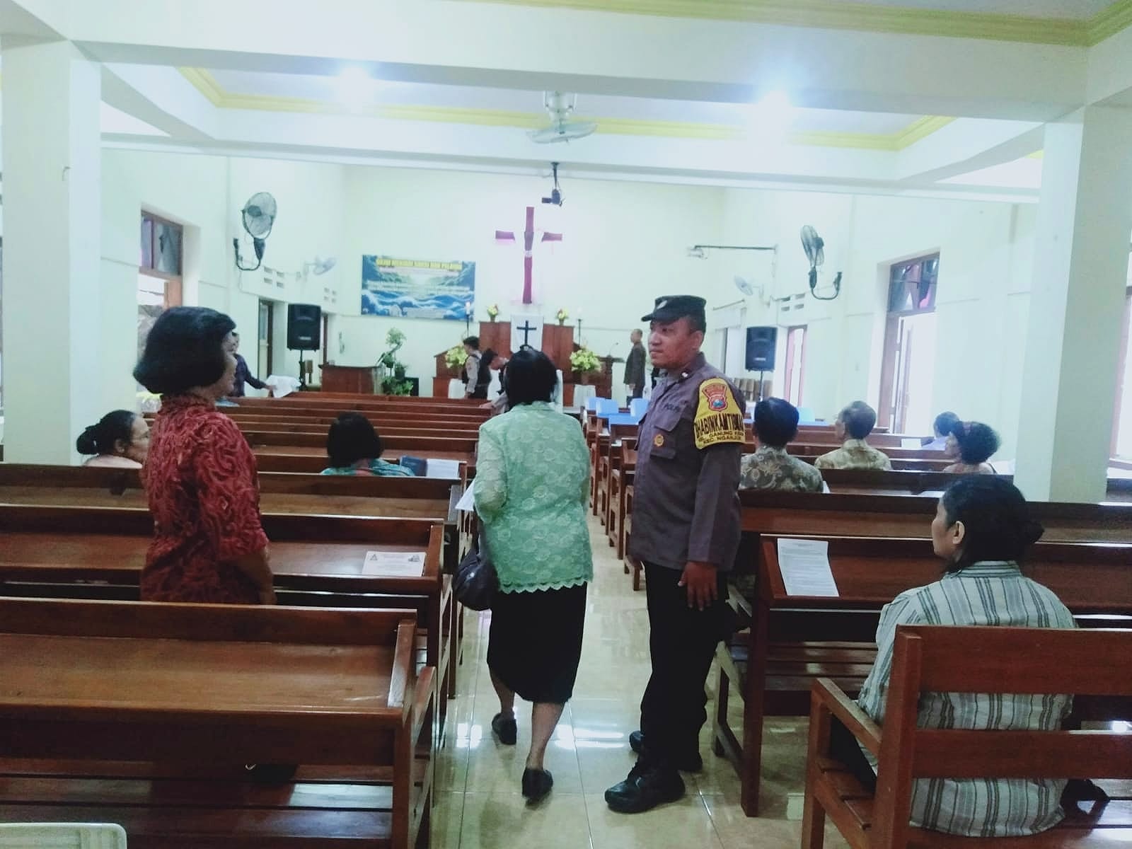 Pastikan Aman, Polsek Nganjuk Kota Giat Sterilisasi dan Amankan Gereja Saat Ibadah Kenaikan Isa Almasih