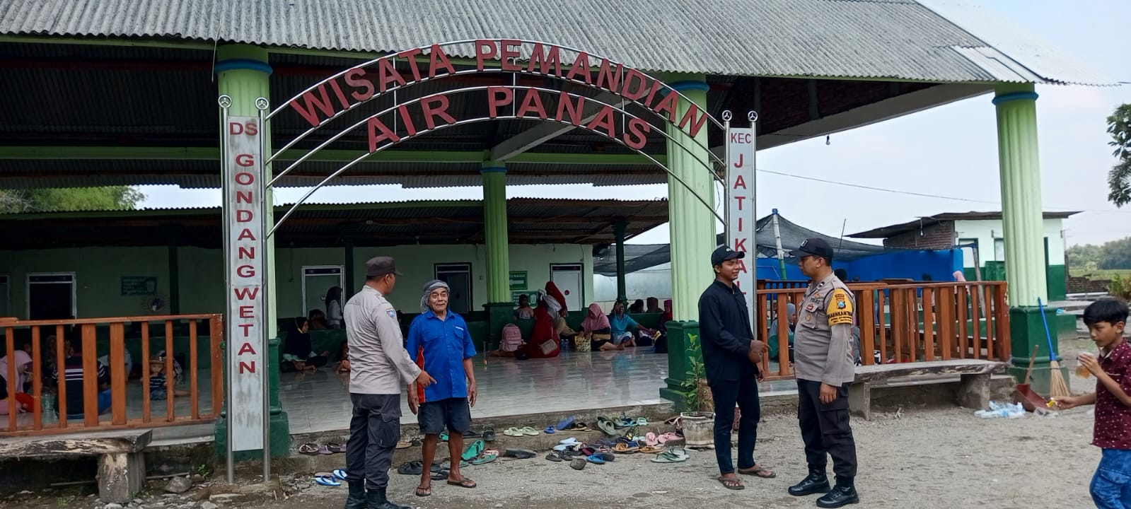 Polsek Jatikalen Patroli dialogis saat hari libur cegah gangguan kamtibmas di area wisata