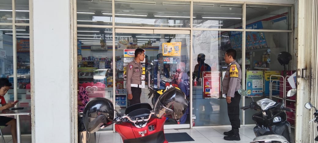 Personil Polsek Kertosono Berikan Himbauan Kamtibmas saat Patroli di Toko Swalayan
