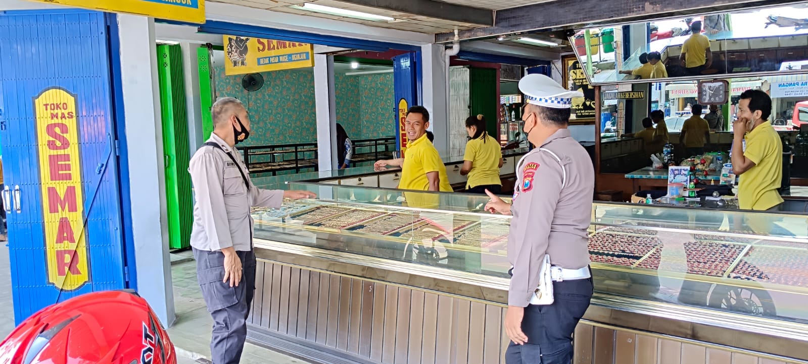 Antisipasi Potensi Gangguan Kamtibmas, Polsek Nganjuk Kota Patroli Toko Emas