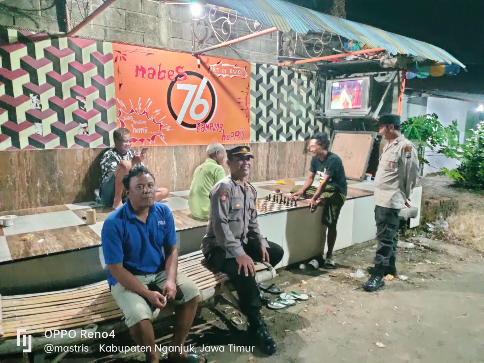 Patroli Pemukiman, Polsek Warujayeng Ajak Masyarakat Jaga Keamanan Lingkungan