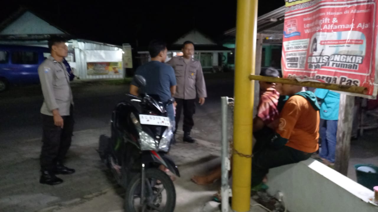 Patroli Malam Hari, Bhabinkamtibmas Polsek Jatikalen Ajak Pemuda Aktif Jaga Kamtibmas