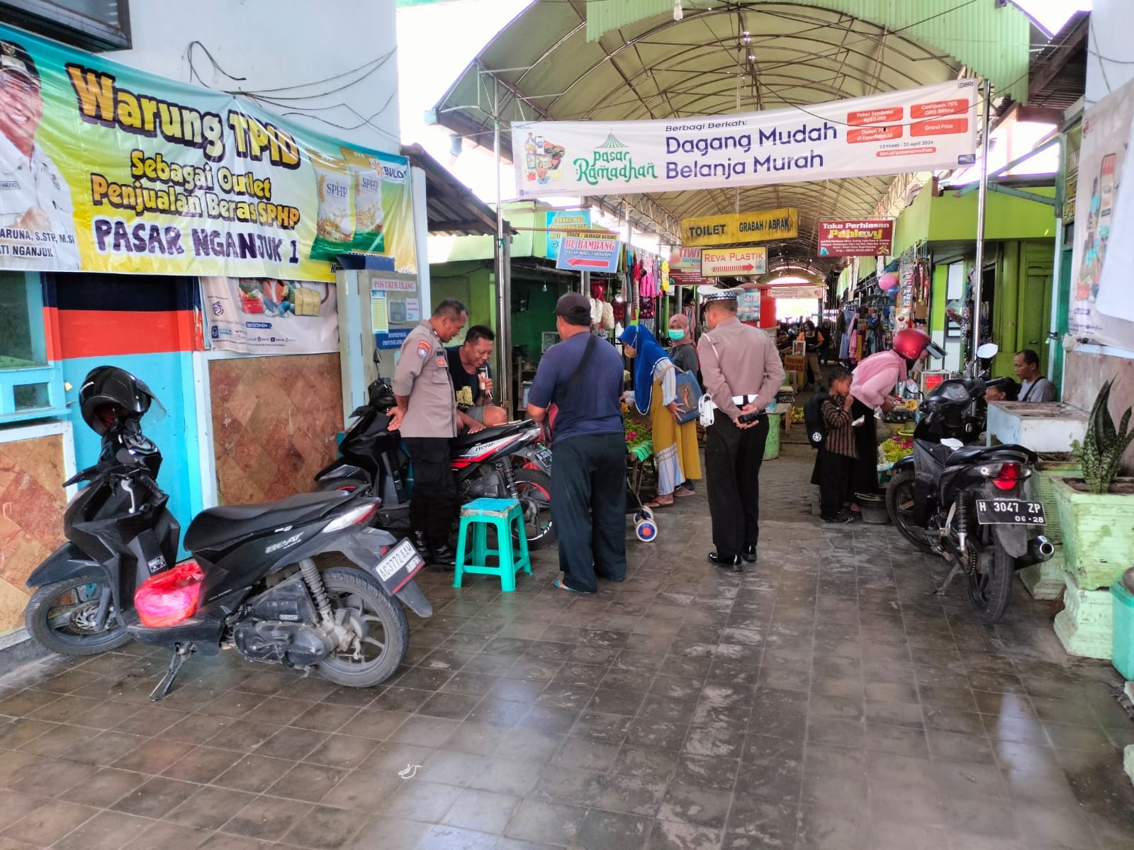 Patroli Dialogis Polsek Nganjuk Kota Berikan Himbauan Kepada Pengunjung dan Penjual di Pasar