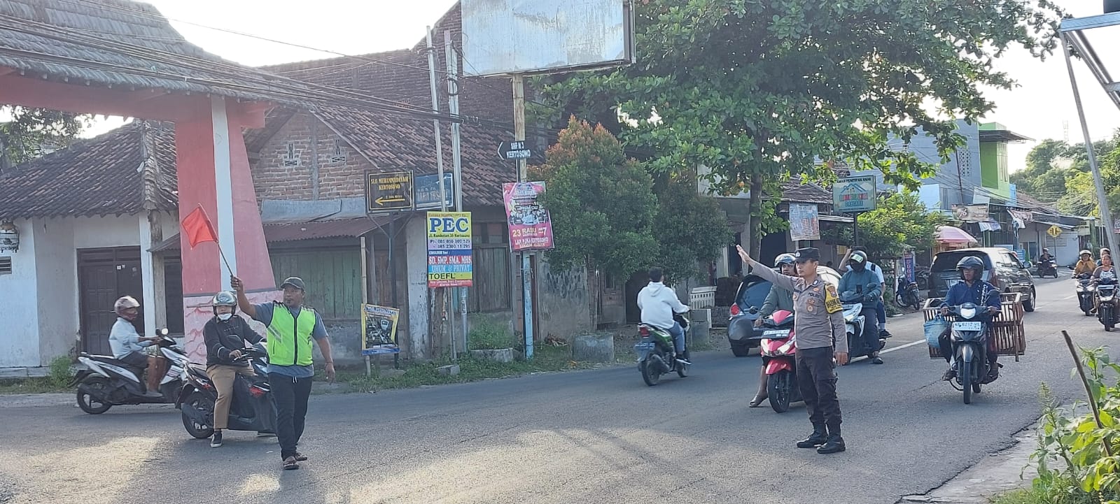 Giat Gaktur Pagi Polsek Kertosono Bantu Penyeberangan Masyarakat