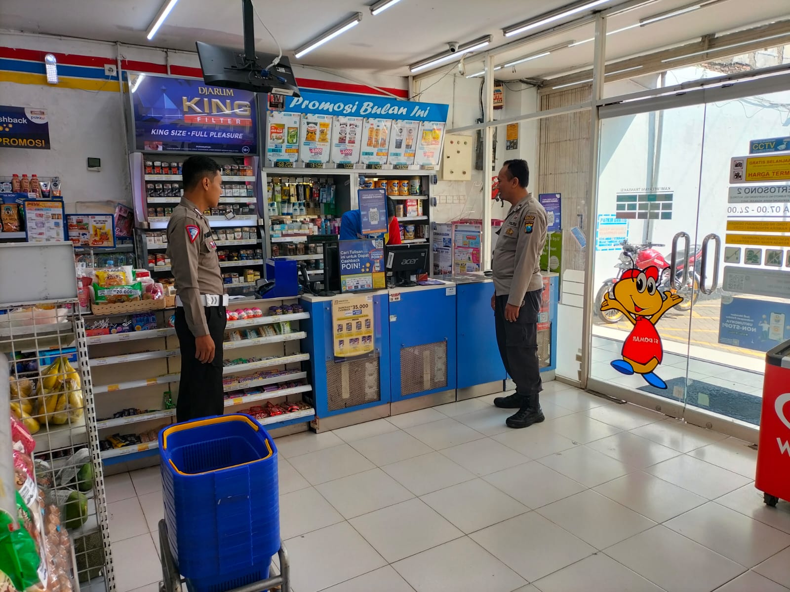 Antisipasi Curanmor anggota Polsek Kertosono Berikan Himbauan Kamtibmas saat Patroli Toko Swalayan