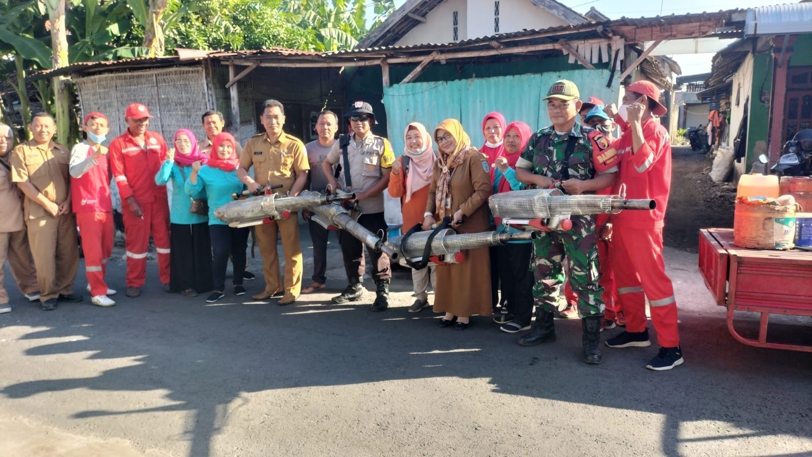 Cegah DBD, Bhabinkamtibmas Polsek Nganjuk Kota Bersama Tiga Pilar Lakukan Fogging