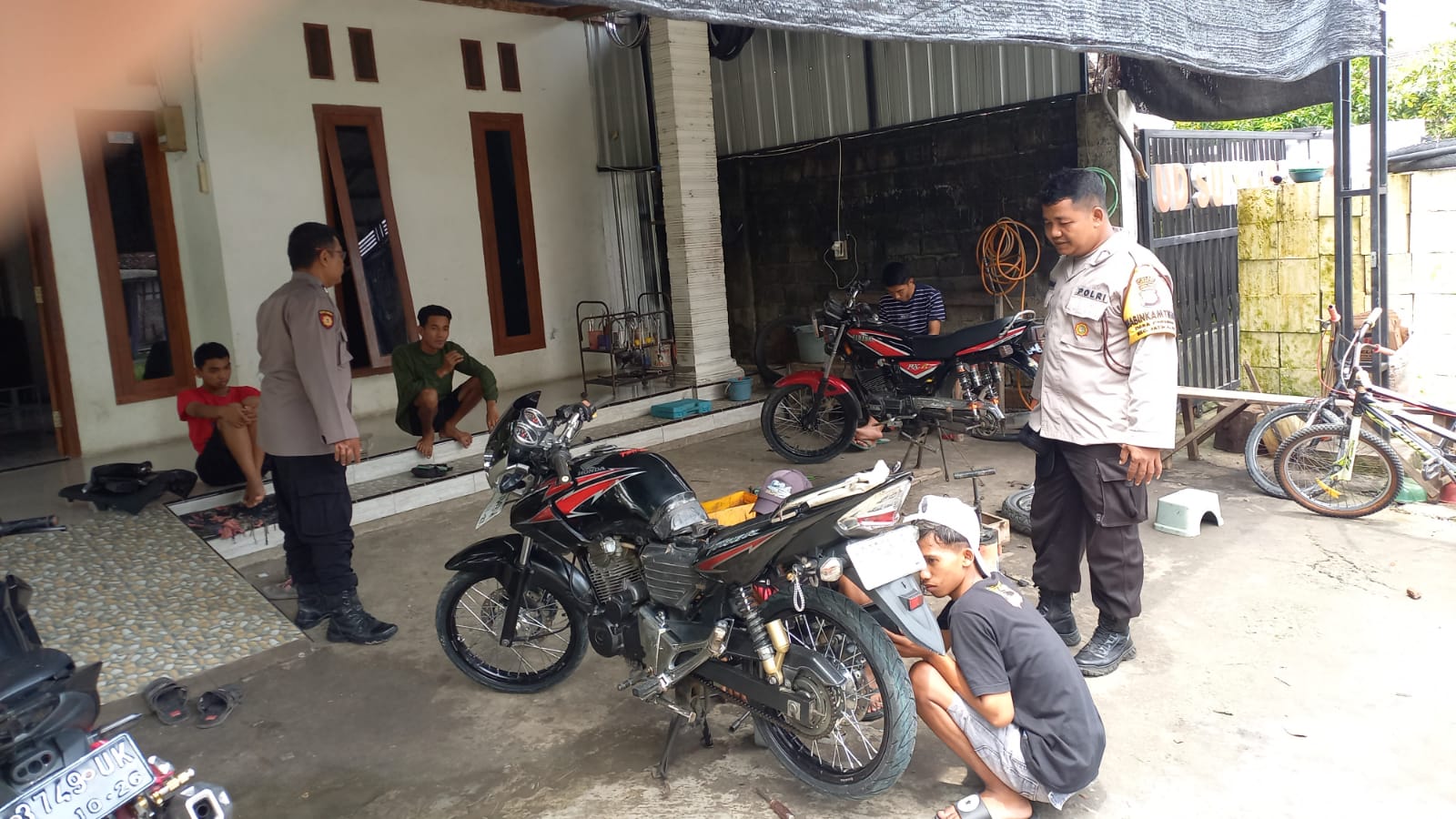 Tertibkan Knalpot Tidak Sesuai Spektek, Polsek Jatikalen Berikan Sosialisasi dan Imbauan Pemilik Bengkel
