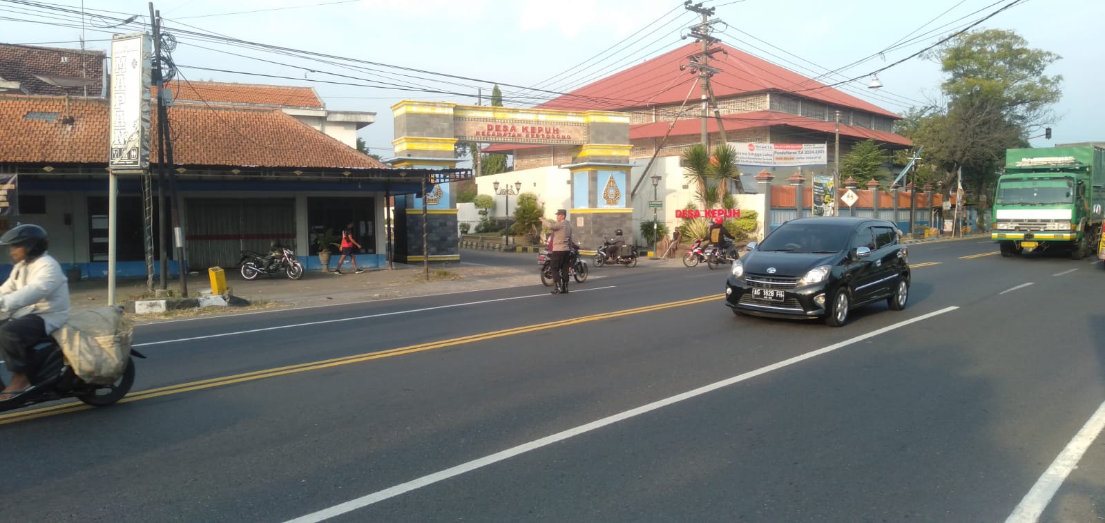 Giat Gaktur Pagi Polsek Kertosono Bantu Penyeberangan Masyarakat