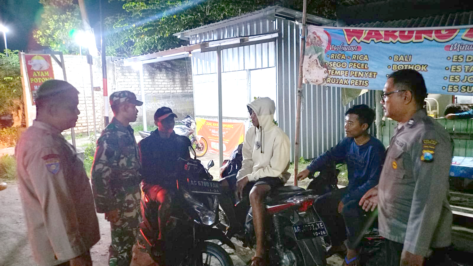 Patroli Malam Hari, Bhabinkamtibmas Polsek Jatikalen Ajak Pemuda Aktif Jaga Kamtibmas