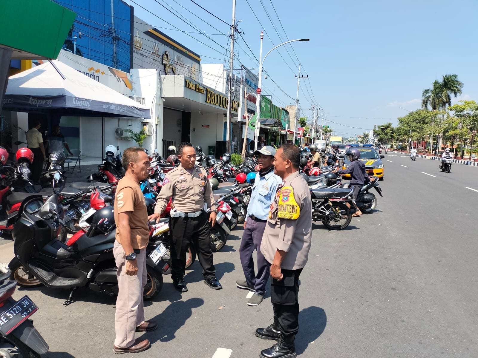 Patroli Polsek Nganjuk Kota Beri Himbauan ke Juru Parkir untuk Antisipasi Curanmor