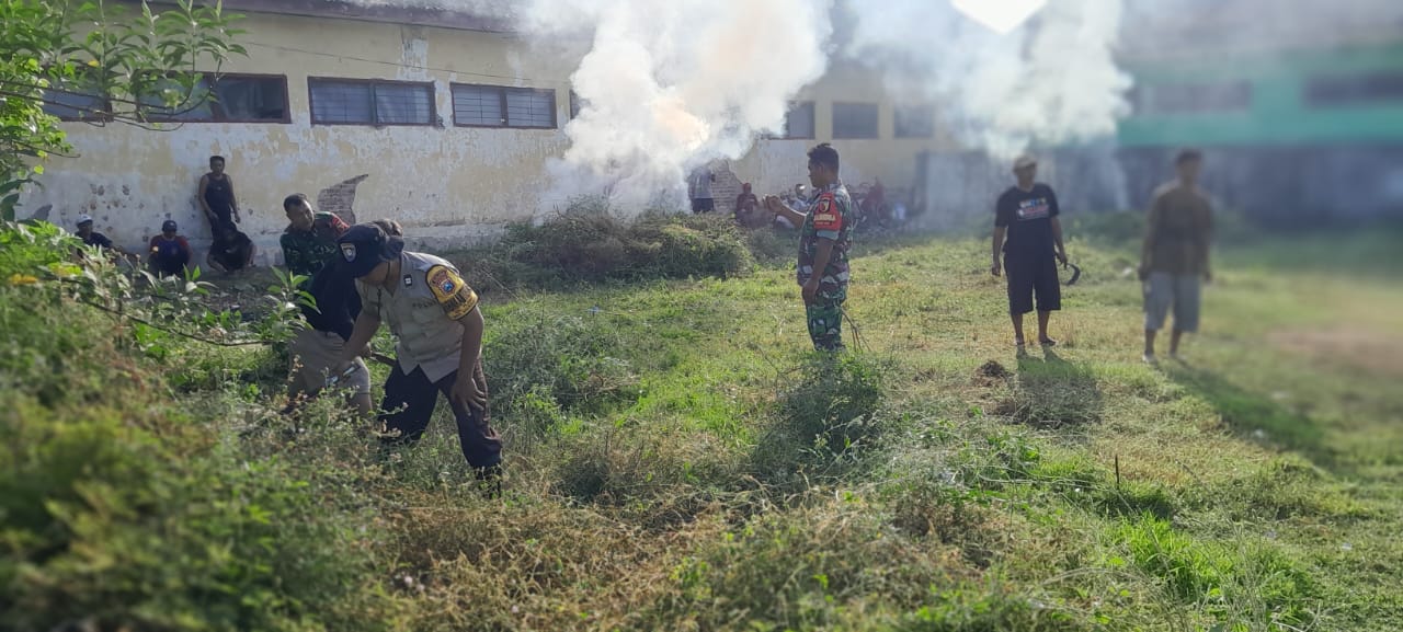 Bhabinkamtibmas Polsek Nganjuk Kota Bersama 3 Pilar Giat Kerja Bakti Lingkungan di Lapangan Kelurahan Ploso