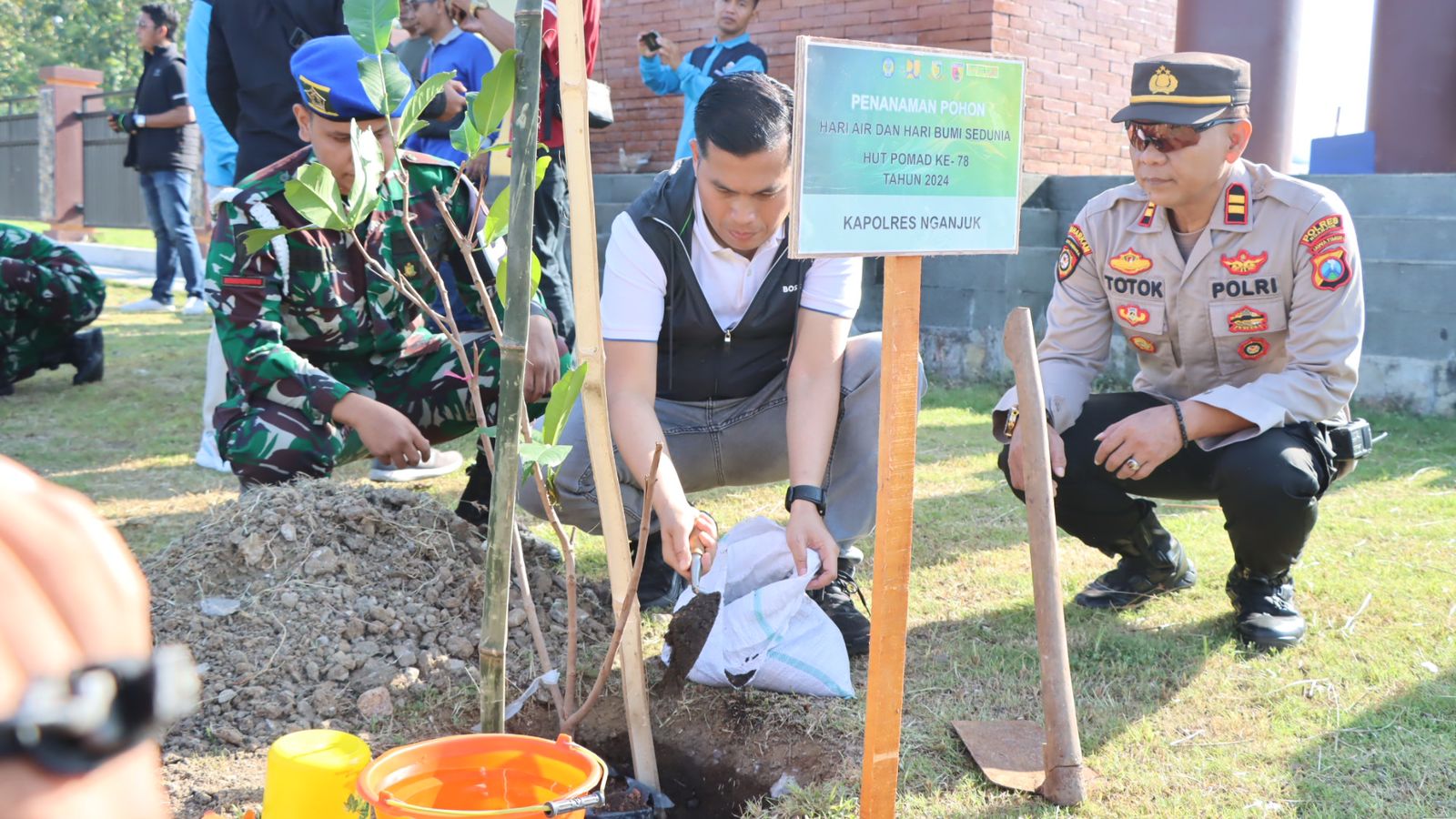 Kapolres Nganjuk Bersama Forkopimda Peringati Hari Air dan Hari Bumi Sedunia serta HUT POMAD ke 78 Tahun 2024