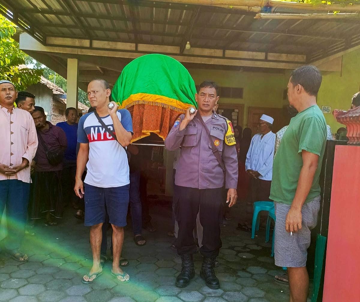 Bentuk Empati, Bhabinkamtibmas Melaksanakan Takziah untuk Warga Binaan yang Meninggal Dunia