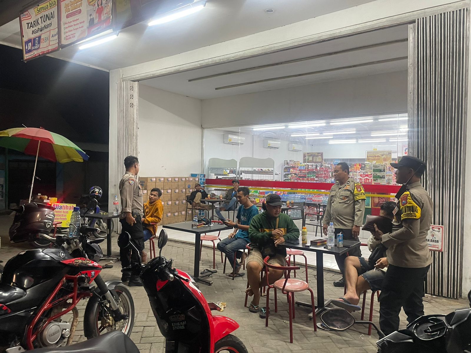 Cegah Kejahatan Jalanan Malam Hari, Polsek Warujayeng Gelar Patroli Blue Light