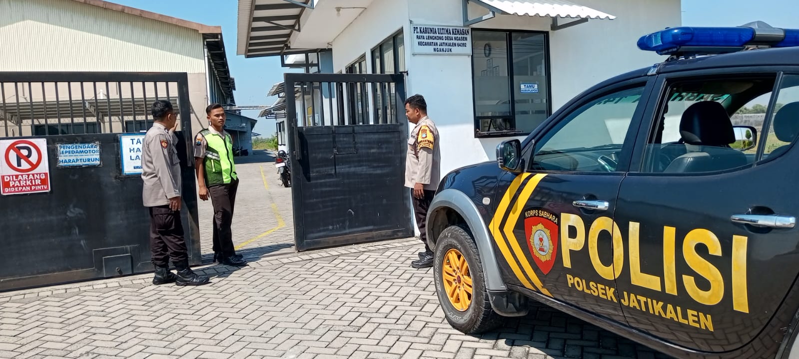 Patroli Polsek Jatikalen Sambangi Satpam Perusahaan Sampaikan Pesan Kamtibmas
