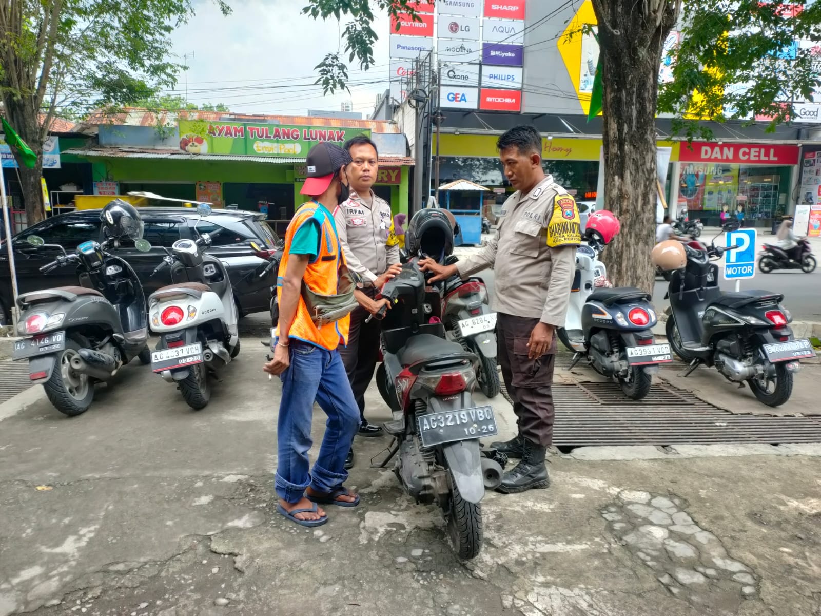 Antisipasi Curanmor anggota Polsek Kertosono Berikan Himbauan Kamtibmas saat Patroli Pertokoan