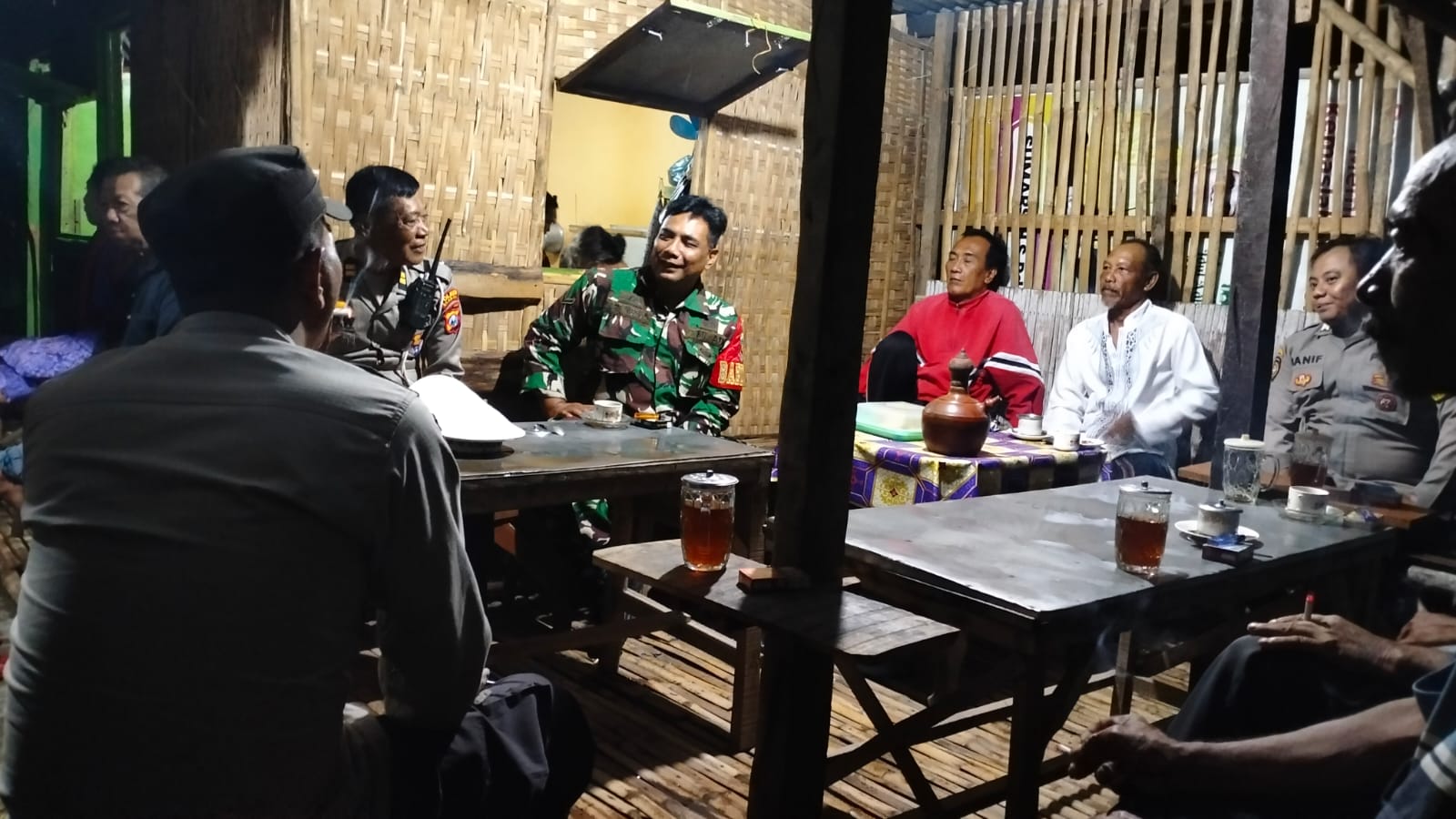 Patroli Malam, Personel Polsek Warujayeng Cangkrukan Bersama Warga Sonobekel