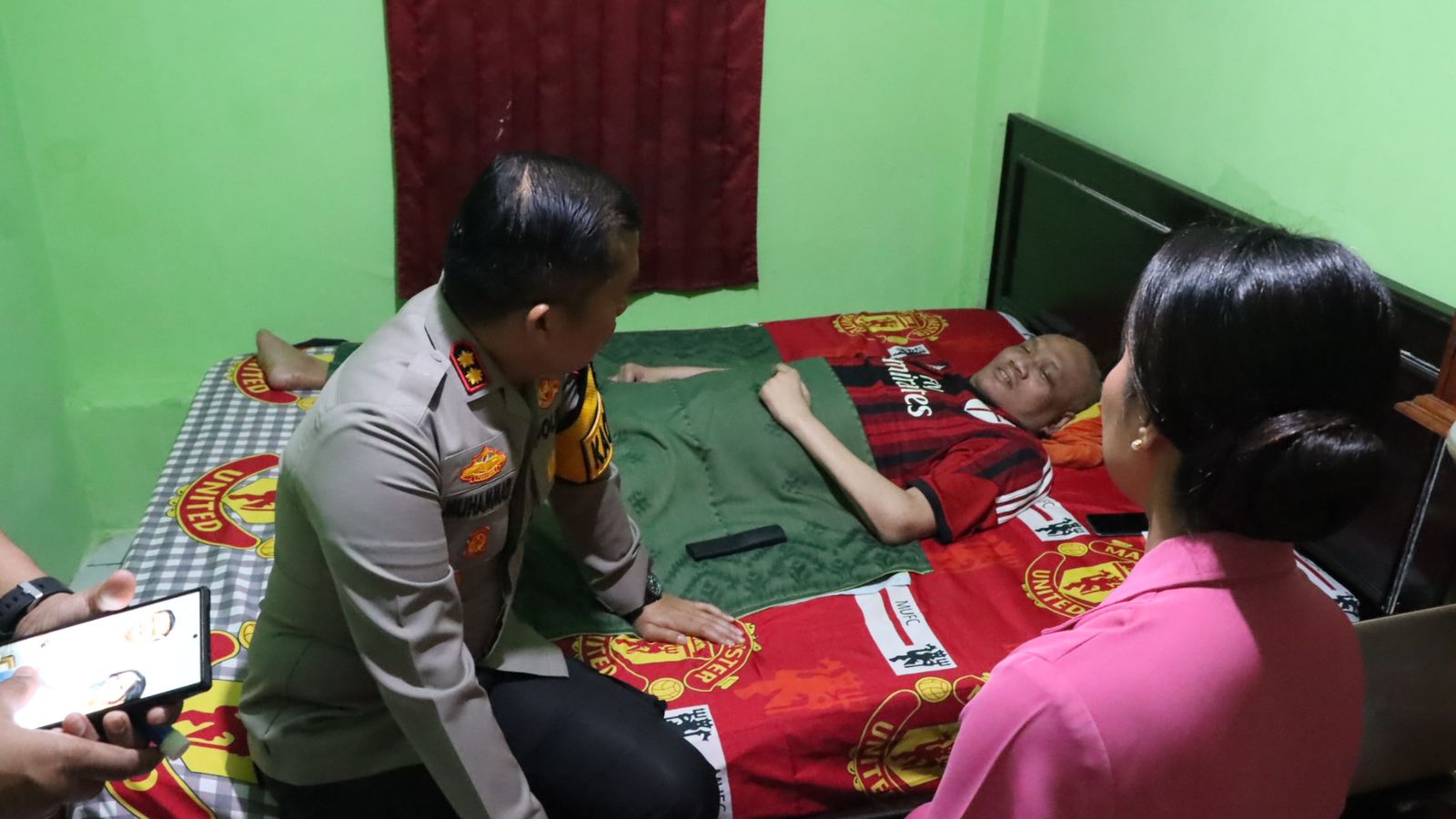 Polres Nganjuk Bersama Pengurus Bhayangkari Cabang Nganjuk Melakukan Anjangsana ke Anggota dan Purna Polri yang Sakit