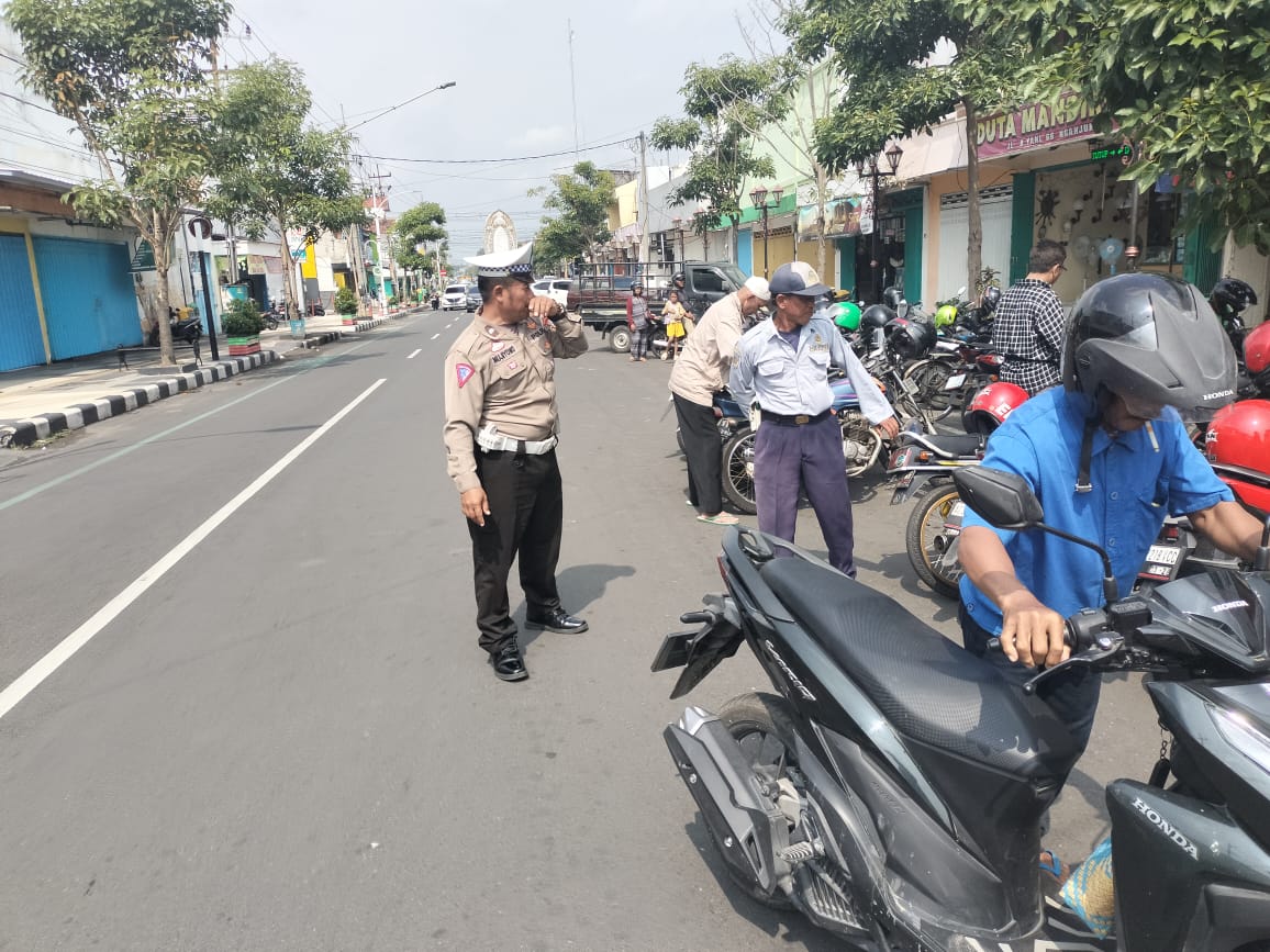 Patroli Polsek Nganjuk Kota Himbauan Awas Curanmor kepada Juru Parkir