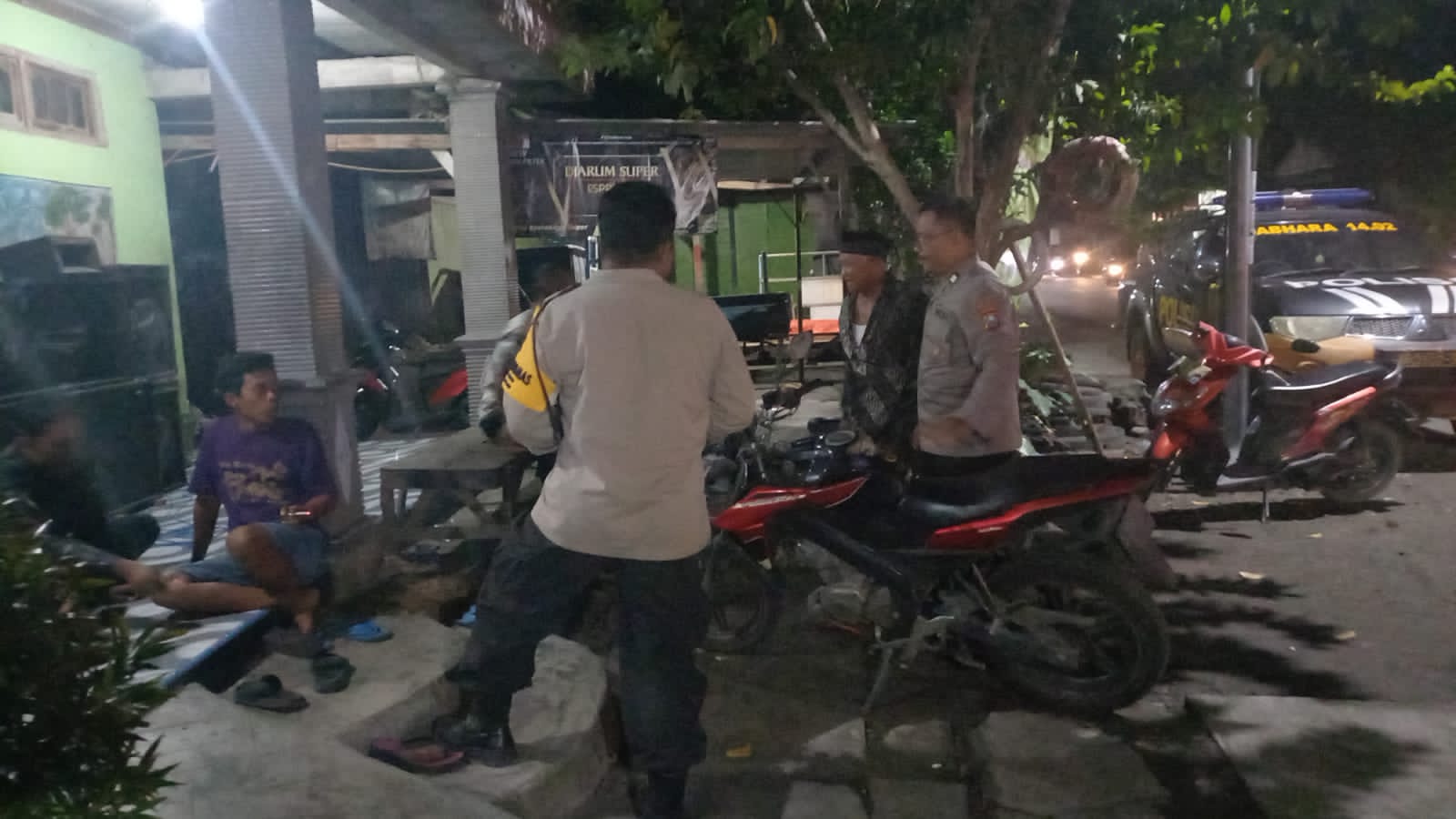Patroli Dialogis Malam Hari, Polsek Jatikalen Ajak Warga Jaga Kamtibmas Dilikungan Masing-masing