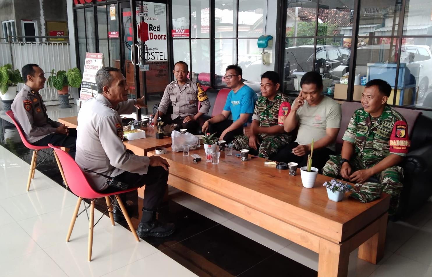 Jalin Komunikasi dan Silaturahmi, Kapolsek Nganjuk Kota Gelar Cangkrukan Kamtibmas
