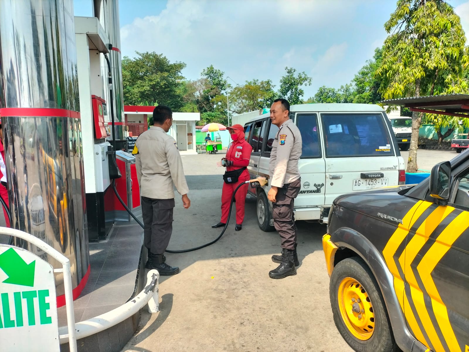 Cek Stok BBM, Patroli Samapta Sampaikan Himbauan Kamtibmas