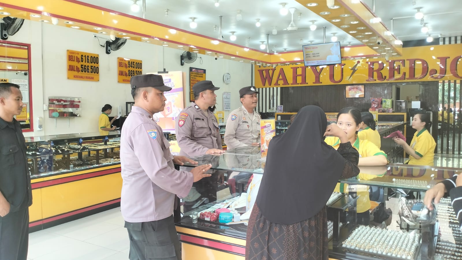 Akhir Pekan, Patroli Polsek Warujayeng Antisipasi Kriminalitas di Pertokoan