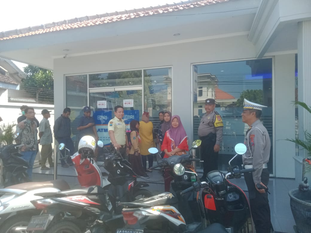 Akhir Pekan, Patroli Polsek Warujayeng Sambangi Kantor Perbankan