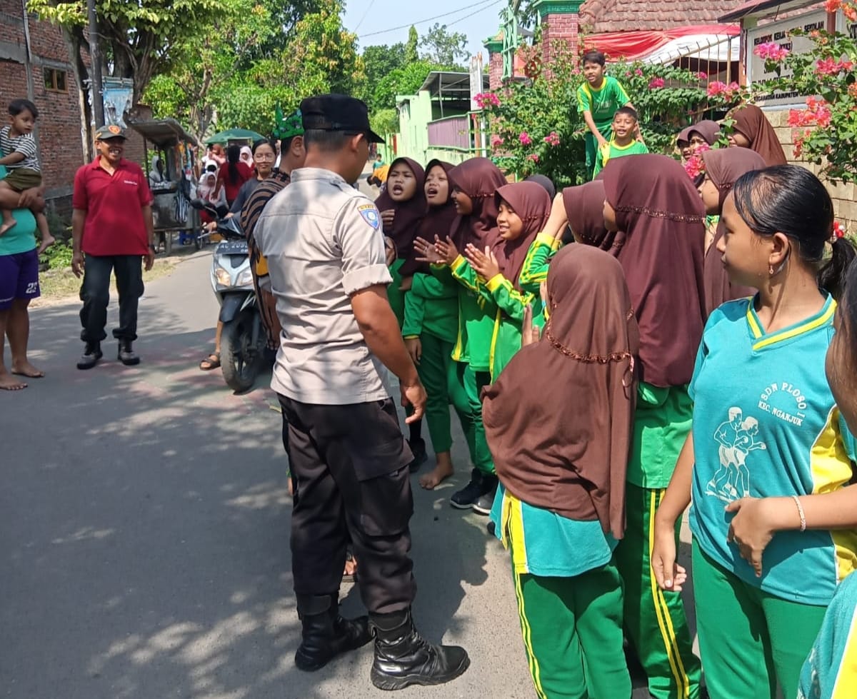 Polisi Sahabat Anak, Bhabinkamtibmas Polsek Nganjuk Kota Sambangi dan Menyapa Para Siswa di SDN 1 Ploso