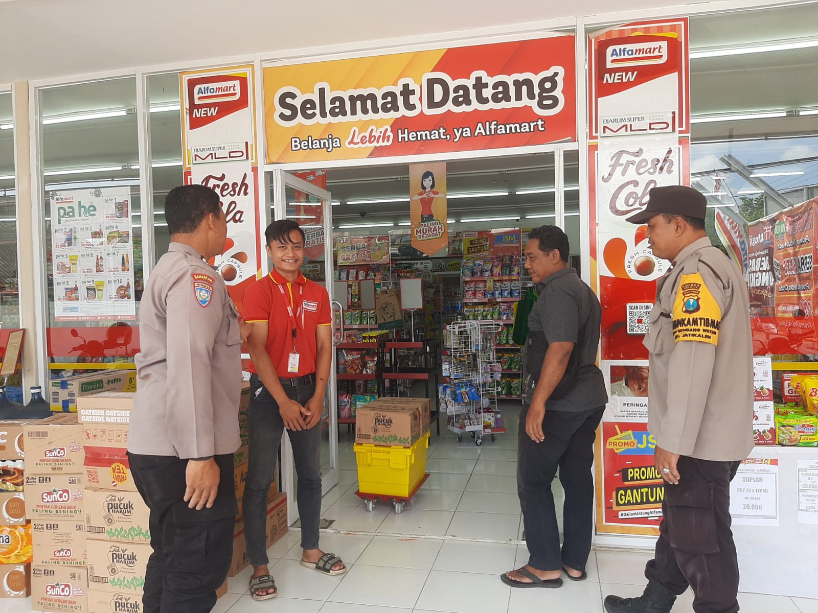 Patroli dialogis kepada Karyawan di Alwi Mart di Desa Ngasem antisipasi gangguan kamtibmas