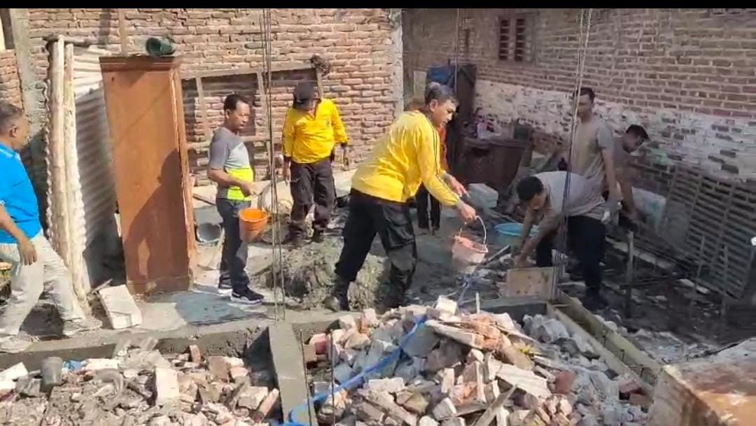 Anggota Polres Nganjuk dan Warga Masyarakat Gotong Royong Bantu Bedah Rumah