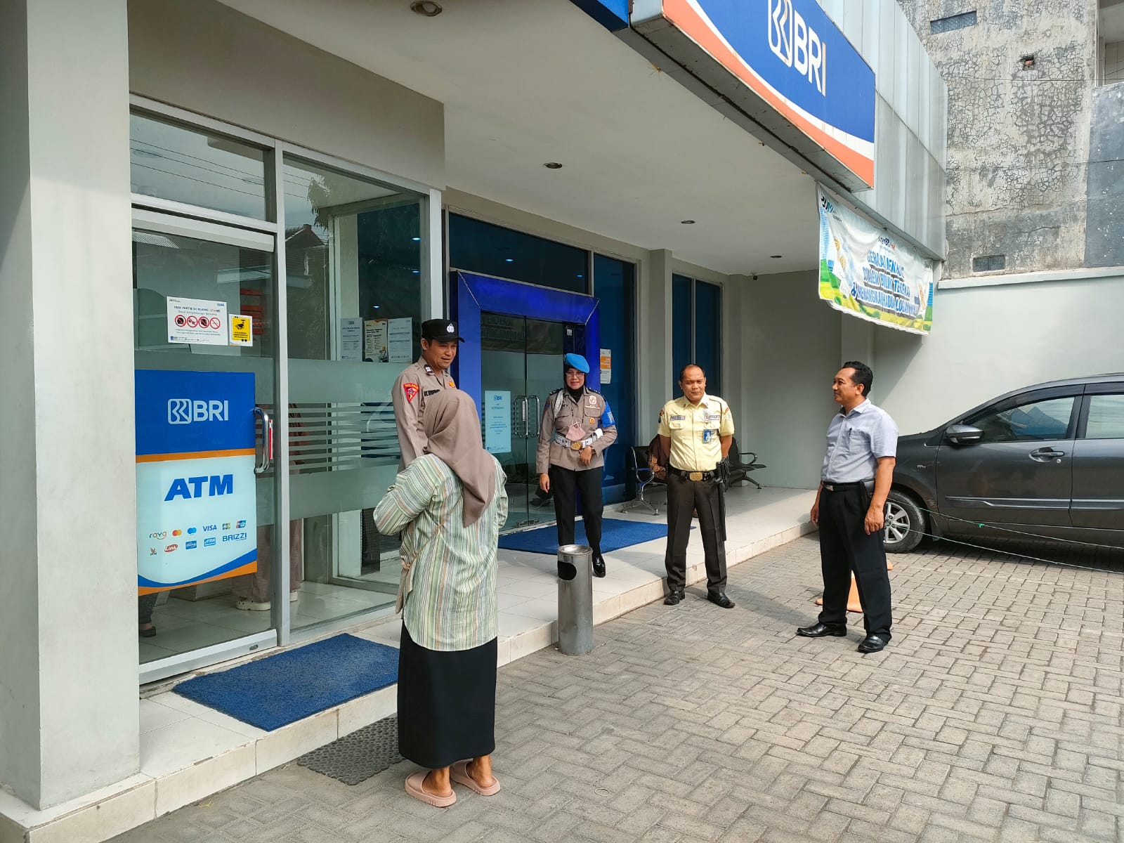 Polsek Kertosono Berikan Himbauan Kamtibmas saat Patroli di ATM Bank BRI Jl. Surabaya Lama