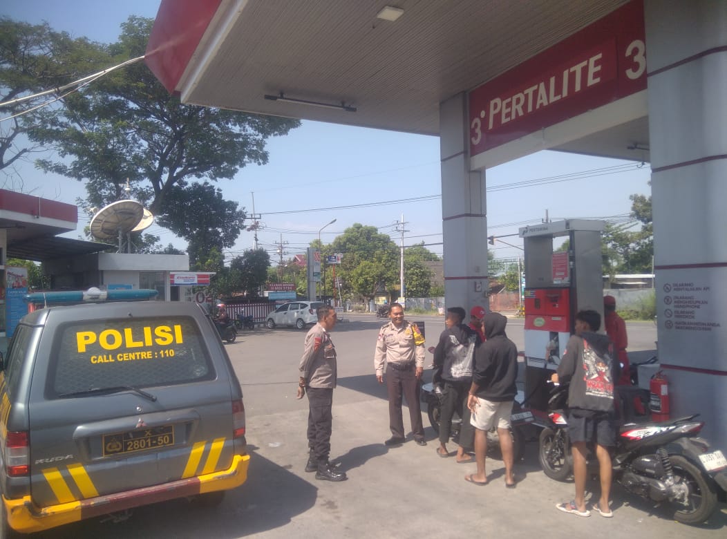 Patroli Samapta Polsek Kertosono Berikan Himbauan Kamtibmas saat Patroli di SPBU