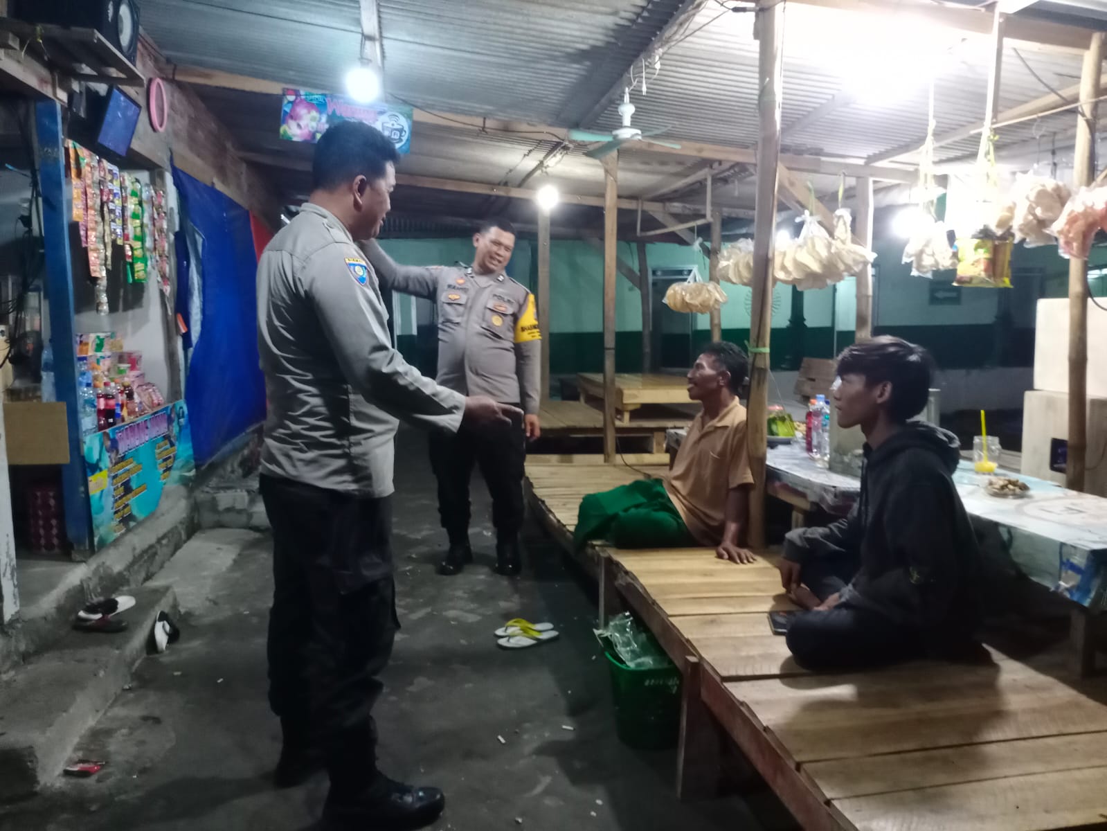 Patroli Dialogis Malam Hari Polsek Jatikalen Himbau Pedagang makanan di wisata Pemandian air panas Jaga Kamtibmas