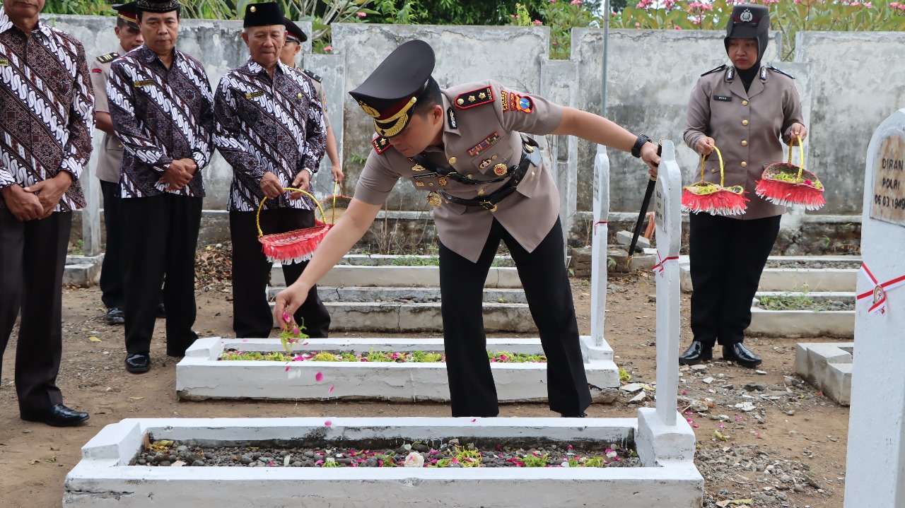 Polres Nganjuk Gelar Upacara Ziarah dan Tabur Bunga Dalam Rangka Memperingati Hari Bhayangkara ke-78