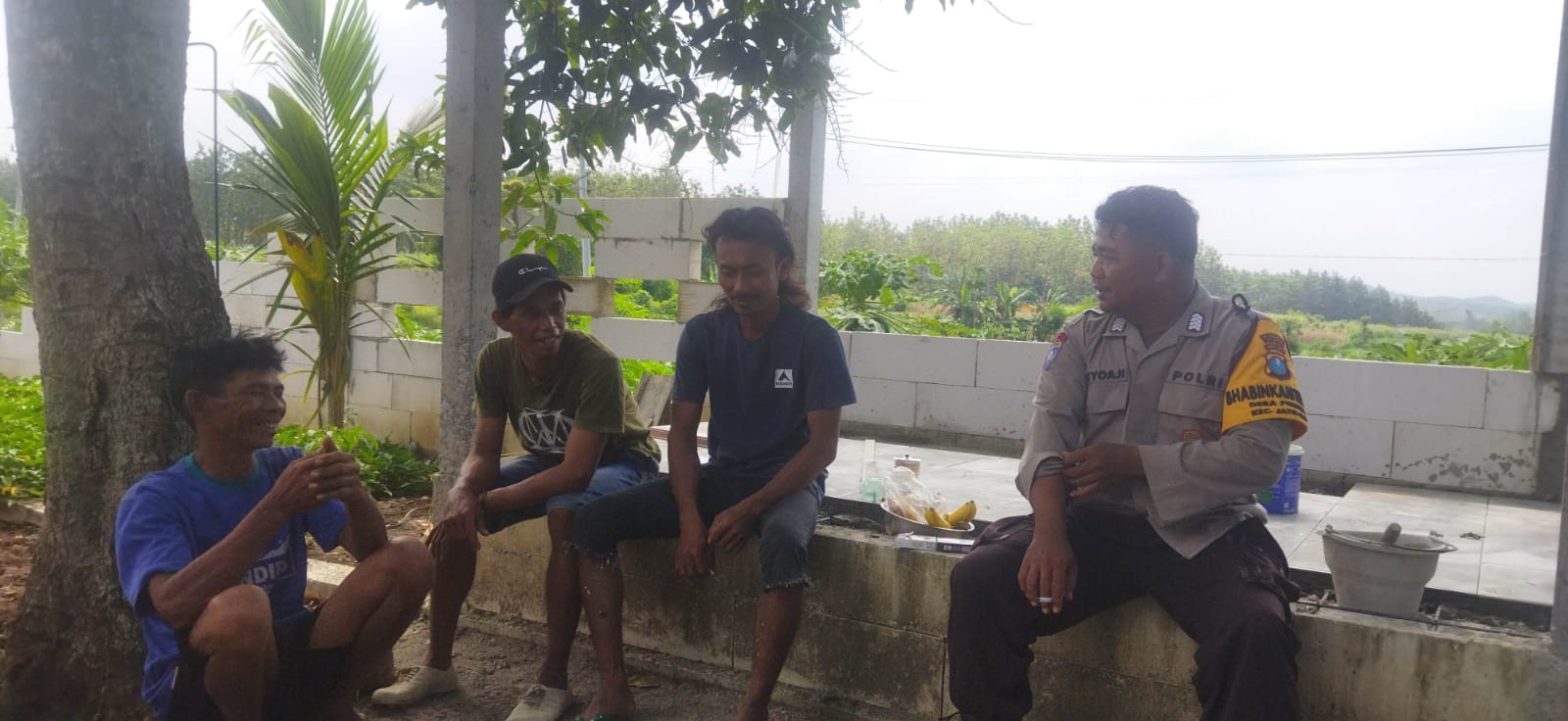 Laksanakan Sambang Dialogis Dengan Warga, Bhabinkamtibmas Desa Perning Sampaikan Pesan-Pesan Kamtibmas