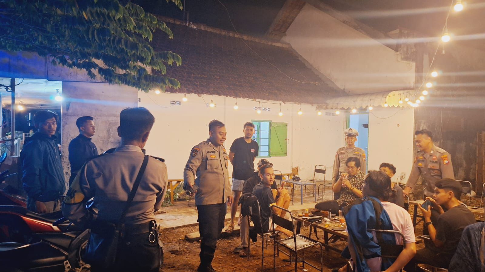 Kelola Kamtibmas, Patroli Polsek Warujayeng Sapa Pengunjung Cafe