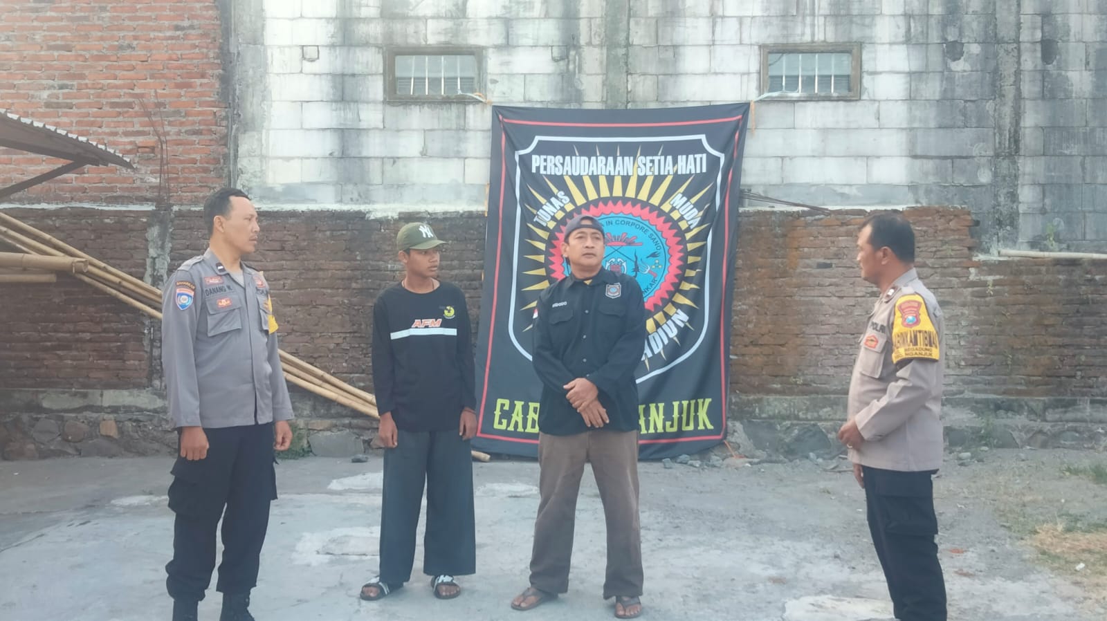 Patroli Polsek Nganjuk Kota Sowan dan Komunikasi dengan Tokoh Perguruan Silat untuk Menjaga Kamtibmas yang Kondusif