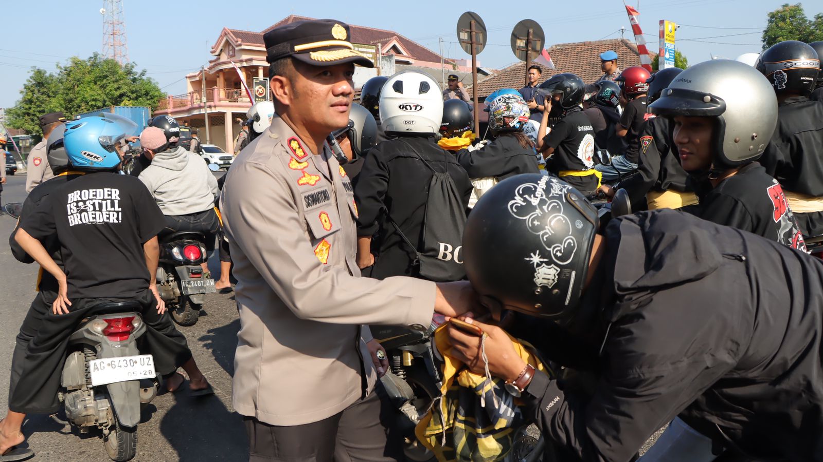 Polres Nganjuk Terjunkan Personel Pengamanan Keberangkatan dan Kepulangan Warga PSHW dalam Kegiatan Suran Agung di Madiun