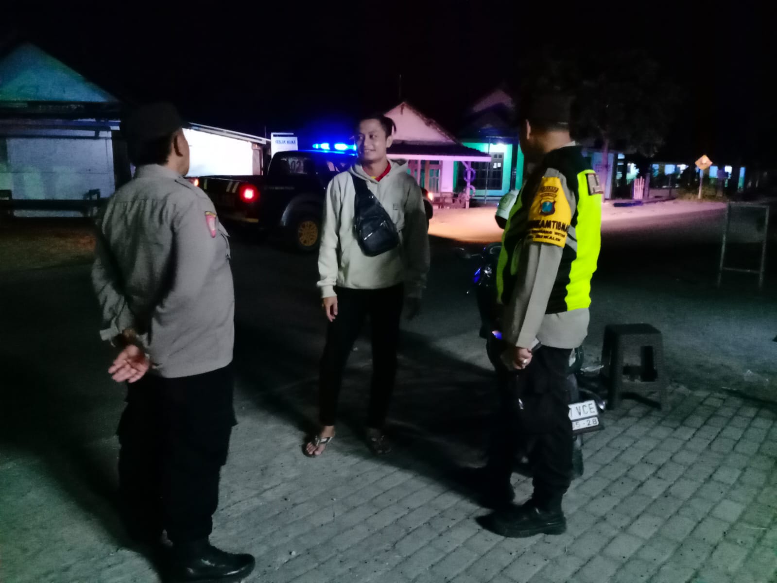 Patroli Dialogis Malam Hari, Polsek Jatikalen Ajak Warga Jaga Kamtibmas Dilikungan Masing-masing