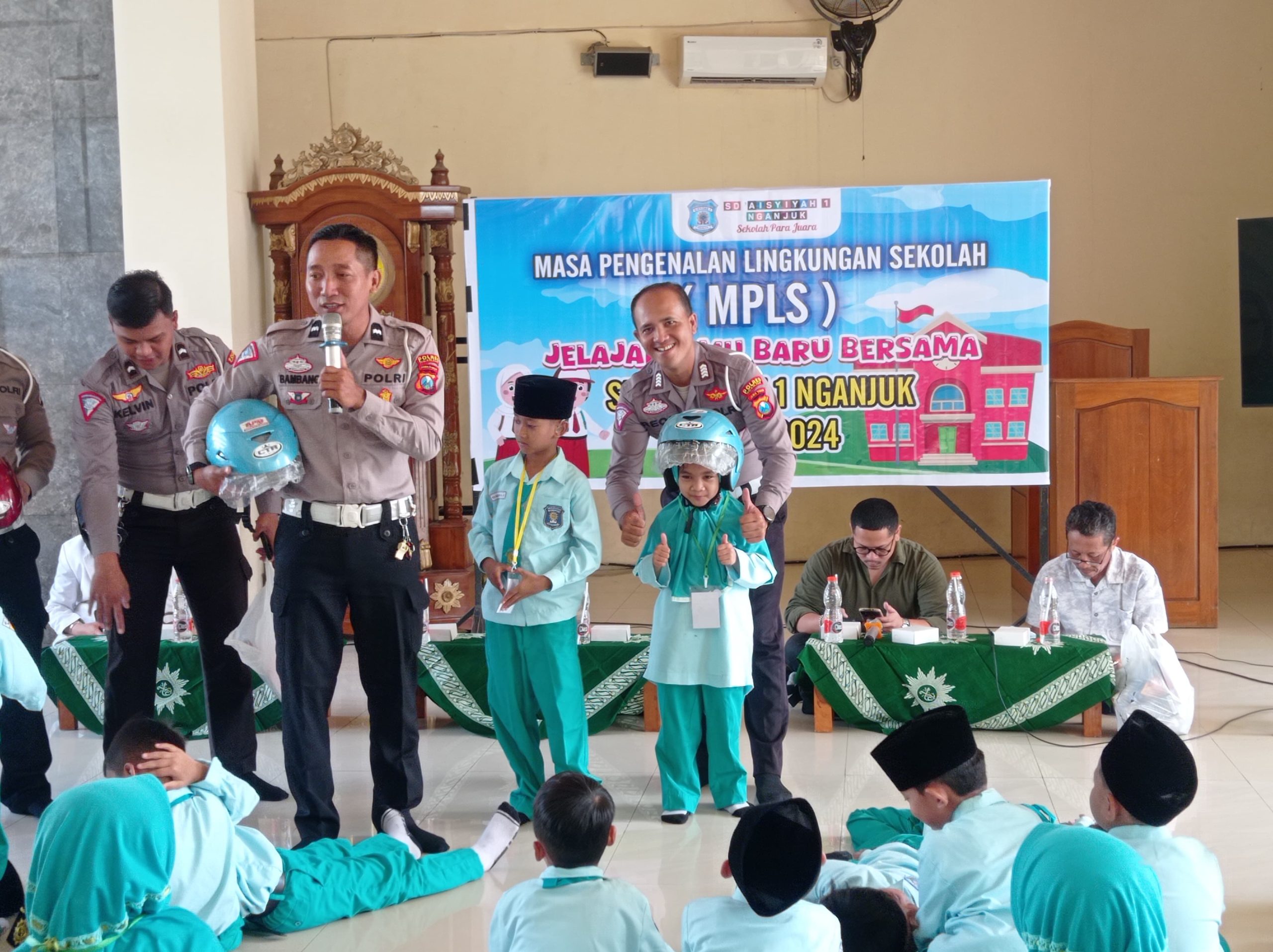 Polres Nganjuk Lakukan Sosialisasi dan Edukasi Tertib Berlalu Lintas di SD Aisiyah 1 Nganjuk
