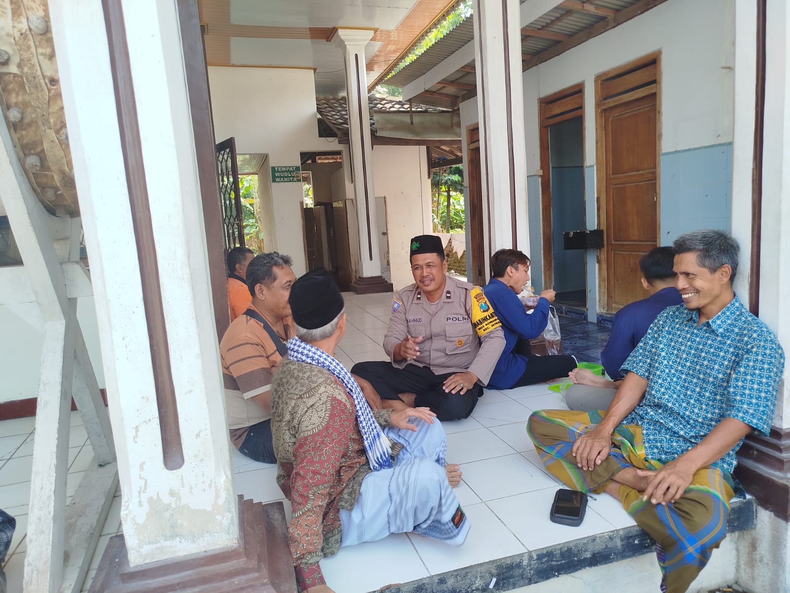 Jumat Curhat, Bhabinkamtibmas Polsek Jatikalen Ajak Warganya Tingkatkan Kamtibmas
